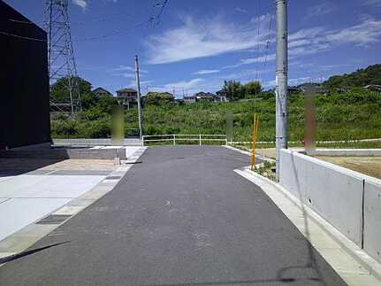 安芸郡熊野町出来庭7丁目　土地の前面道路含む現地写真