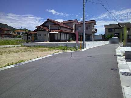 安芸郡熊野町出来庭7丁目　土地の前面道路含む現地写真