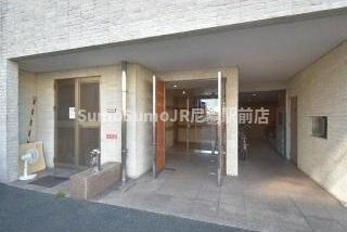 NLC新大阪のエントランス|落ち着いたエントランスです