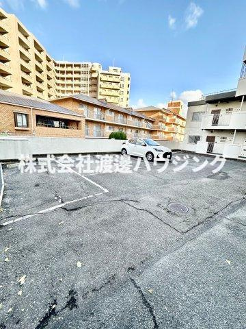 メゾン千里中央の駐車場