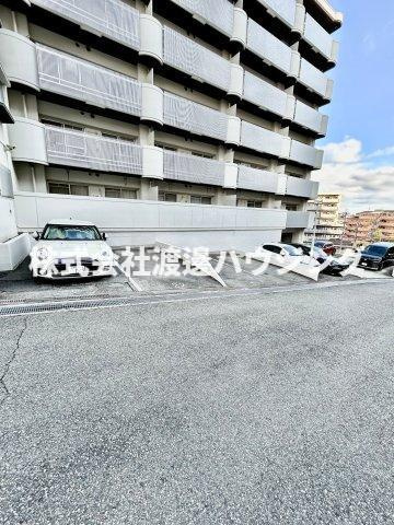 メゾン千里中央の駐車場