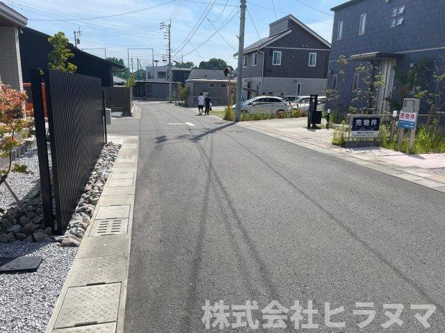 月見ヶ丘5丁目の前面道路含む現地写真