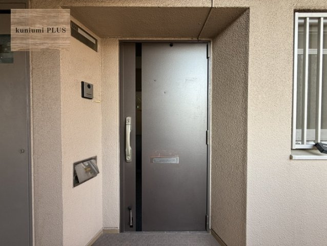 鶴見緑地コーポの玄関