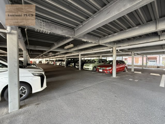 鶴見緑地コーポの駐車場