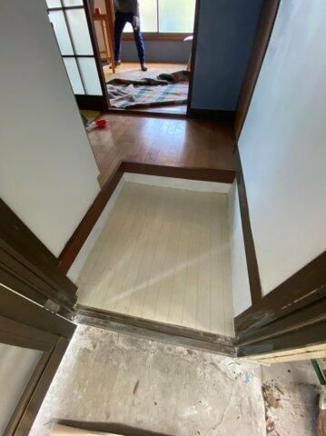 横須賀市西逸見町２丁目のアパートの玄関
