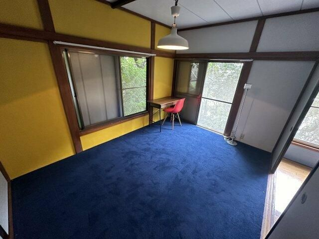 横須賀市西逸見町２丁目のアパートの居間・リビング