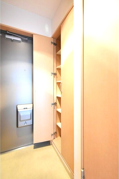 Gramercy Juso-higashi 1stの玄関