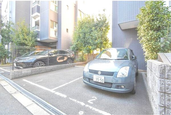 Gramercy Juso-higashi 1stの駐車場