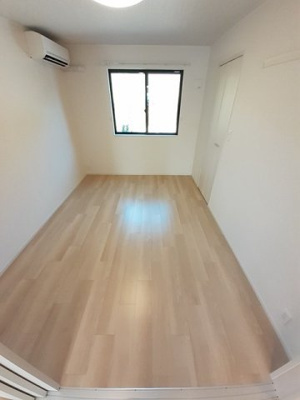 【居間・リビング】 | フルール人吉Ⅰ | こちらの居間で趣味の時間をお楽しみください