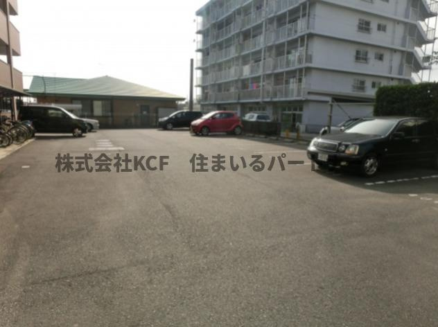 アーバンエルの駐車場