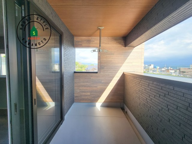 菊池郡大津町室第1-3棟（4号棟）のバルコニー|風をしっかりと感じられるバルコニーでは、毎日が洗濯日和です。広々としているので洗濯も楽しくなるでしょうし、気分転換にバルコニーからの眺めを楽しむのもいいでしょう。
