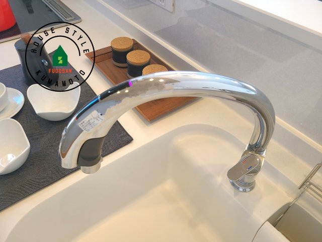 菊池郡大津町室第1-3棟（4号棟）の発電・温水設備|ヘッドはシャワーや浄水に切り替え可能でノズルが延びる可動式。料理が楽しくなりますね。