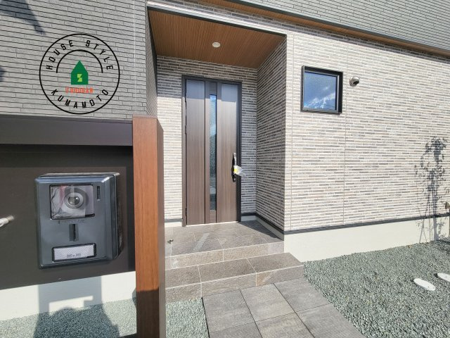 菊池郡大津町室第1-3棟（4号棟）の玄関|おでかけの時も帰った時も、「我が家」を最初に感じでもらえる素敵な空間に。