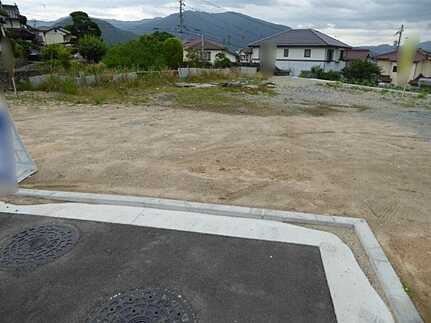 広島市安佐北区亀山６丁目　土地(全３区画)の前面道路含む現地写真