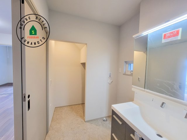 菊池郡大津町室第1-3棟（5号棟）の脱衣所|ゆとりの洗面スペースで朝の身支度もスムーズに。暮らしを快適に変えるシャワー付洗面台です！