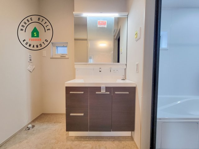 菊池郡大津町室第1-3棟（5号棟）の独立洗面台|毎日使うものだから清潔な空間を保ちたい水回り。洗面にはそんな願いを解消させてくれる収納アイデアが満載です。三面鏡の裏側にはキャビネットが現れ小物から背の高い物まで収納できます。