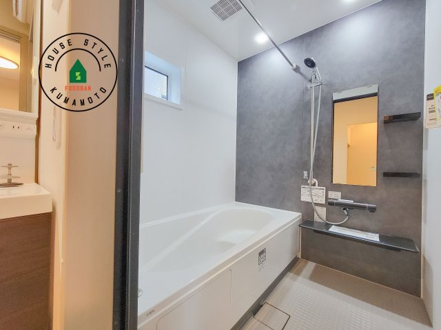 菊池郡大津町室第1-3棟（5号棟）の浴室|1日の疲れを癒してくれる広々バスルーム。雨の日のお洗濯にも大活躍な浴室乾燥機付です！