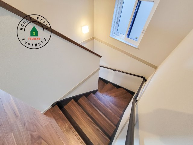 菊池郡大津町室第1-3棟（5号棟）の内装|＜手すり付階段＞手すりがないと階段の昇り降りで危険なことはもちろん、壁に手をつきながら歩くことで壁紙が汚れやすくなります。すべての方に快適に昇り降りしていただくため、手すりを設置しました。