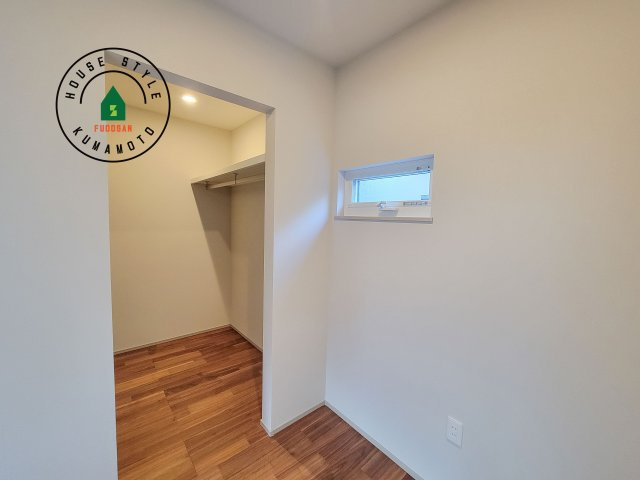 菊池郡大津町室第1-3棟（5号棟）の収納|洋服や大きな荷物が多い方や人数の多いご家族などは、一般的なクローゼットよりもウォークインクローゼットのほうが使い勝手が良いです。