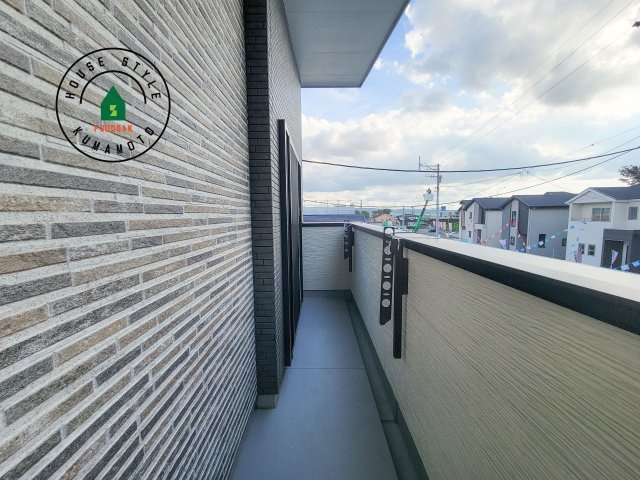 菊池郡大津町室第1-3棟（5号棟）のバルコニー|風をしっかりと感じられるバルコニーでは、毎日が洗濯日和です。広々としているので洗濯も楽しくなるでしょうし、気分転換にバルコニーからの眺めを楽しむのもいいでしょう。