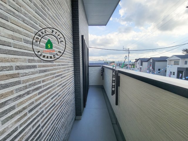 菊池郡大津町室第1-3棟（5号棟）のバルコニー|風をしっかりと感じられるバルコニーでは、毎日が洗濯日和です。広々としているので洗濯も楽しくなるでしょうし、気分転換にバルコニーからの眺めを楽しむのもいいでしょう。