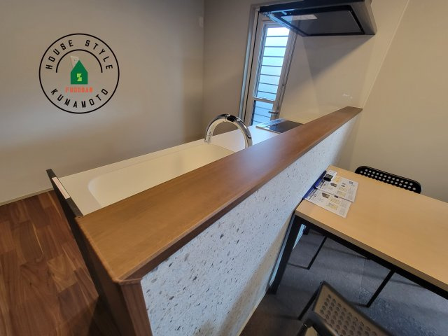 菊池郡大津町室第1-3棟（5号棟）のダイニング|キッチンから立ち込める香りが今日の料理を期待させます。