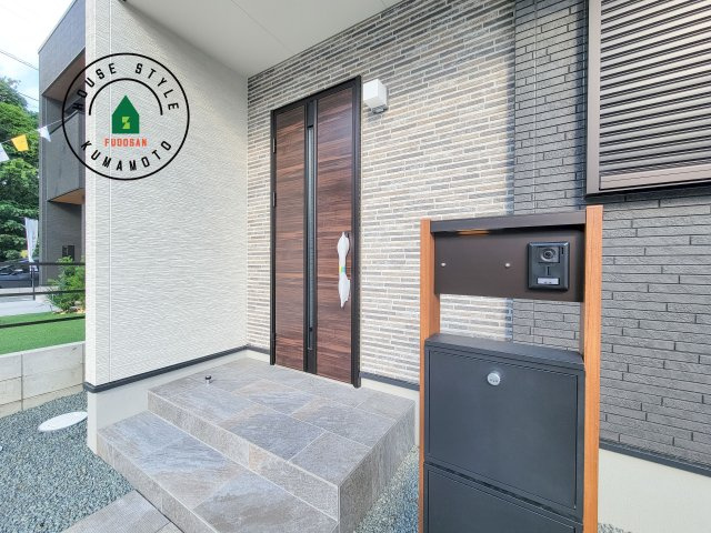 菊池郡大津町室第1-3棟（5号棟）の玄関|おでかけの時も帰った時も、「我が家」を最初に感じでもらえる素敵な空間に。