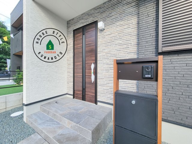 菊池郡大津町室第1-3棟（5号棟）の玄関|おでかけの時も帰った時も、「我が家」を最初に感じでもらえる素敵な空間に。