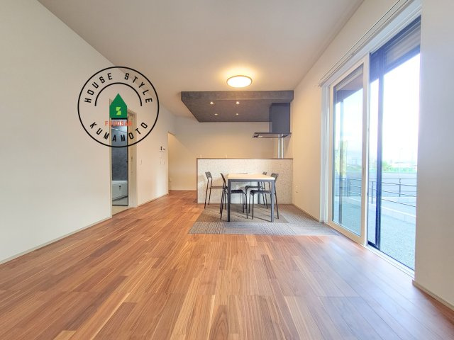 菊池郡大津町室第1-3棟（5号棟）の居間・リビング|キッチンからリビングをしっかり確認できます。家族の笑顔があふれる空間になりそうですね。