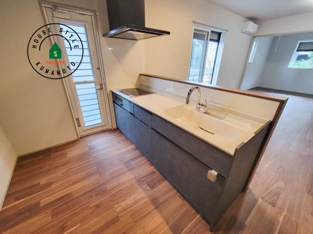 菊池郡大津町室第1-3棟（5号棟）のキッチン|ダイニングテーブルへの配膳がラクラク、お料理はかどるカウンター付きシステムキッチン！