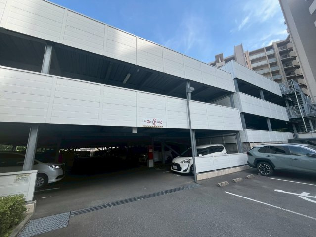 ジェイグラン高槻の駐車場