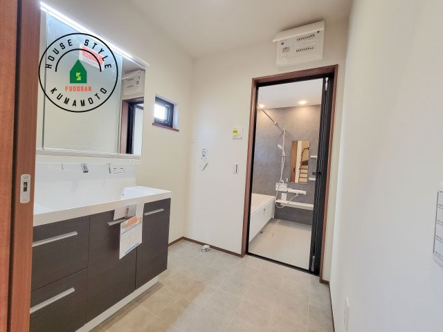 菊池郡大津町室第1-3棟（6号棟）の内観：施工例|ゆとりの洗面スペースで朝の身支度もスムーズに。暮らしを快適に変えるシャワー付洗面台です！