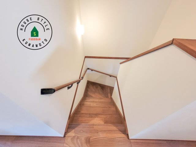 菊池郡大津町室第1-3棟（6号棟）の内観：施工例|＜手すり付階段＞手すりがないと階段の昇り降りで危険なことはもちろん、壁に手をつきながら歩くことで壁紙が汚れやすくなります。すべての方に快適に昇り降りしていただくため、手すりを設置しました。