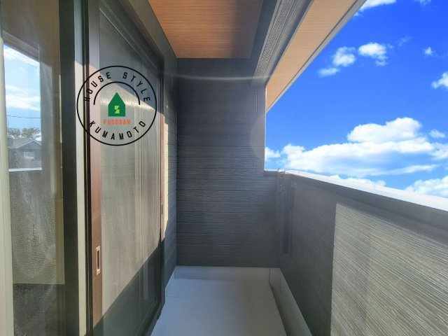 菊池郡大津町室第1-3棟（6号棟）のバルコニー|風をしっかりと感じられるバルコニーでは、毎日が洗濯日和です。広々としているので洗濯も楽しくなるでしょうし、気分転換にバルコニーからの眺めを楽しむのもいいでしょう。