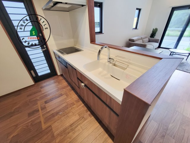 菊池郡大津町室第1-3棟（6号棟）の内観：施工例|ダイニングテーブルへの配膳がラクラク、お料理はかどるカウンター付きシステムキッチン！