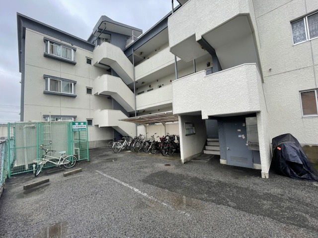 ドミール梅ヶ坪の駐車場
