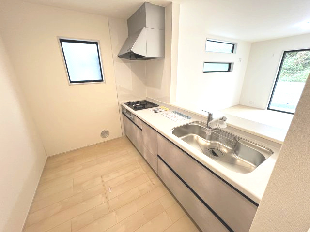 青梅市長淵３丁目　新築戸建全7棟のキッチン|リビングで遊ぶお子様を見守りながらお料理ができる対面キッチン