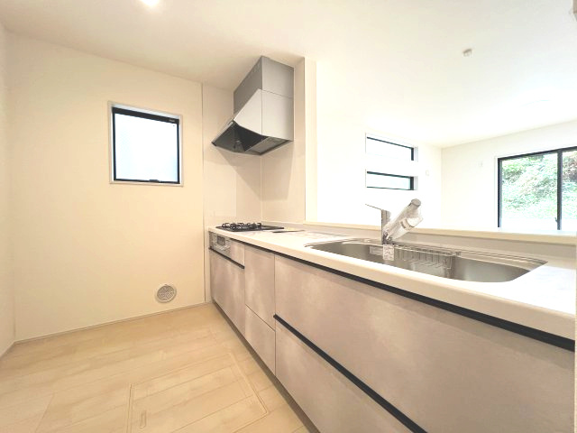 青梅市長淵３丁目　新築戸建全7棟のキッチン|スライド収納付きシステムキッチン。パスタ鍋や圧力鍋の出し入れもスムーズ