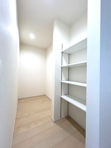 青梅市長淵３丁目　新築戸建全7棟のキッチン|買いだめOK、非常食も完璧。頼れる食料庫がここに。