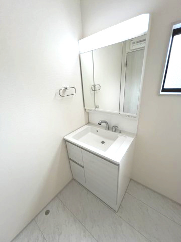 青梅市長淵３丁目　新築戸建全7棟の独立洗面台|三面鏡タイプ洗面化粧台｡鏡の角度を変えることで身だしなみチェックしやすいです｡