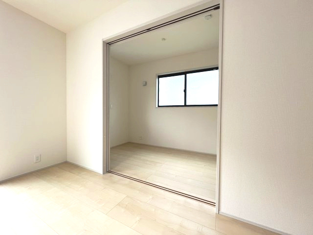 青梅市長淵３丁目　新築戸建全7棟の洋室|仕切りを開放してリビングと一体化させ広々と使う事のできる洋室