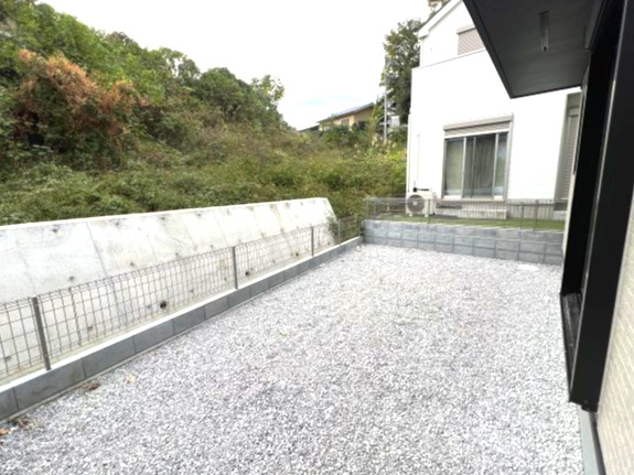 青梅市長淵３丁目　新築戸建全7棟の庭|砂利が敷いてある広々とした庭｡