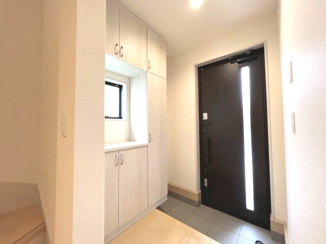 青梅市長淵３丁目　新築戸建全7棟の玄関|いつも気持ち良くご家族を迎えられる玄関収納付