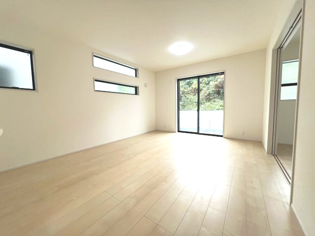 青梅市長淵３丁目　新築戸建全7棟の居間・リビング|どんなインテリアもOK！シンプルな造り、お好きなインテリアも選びたいですね。