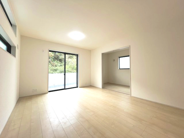 青梅市長淵３丁目　新築戸建全7棟の居間・リビング|木の温もりがやさしいフローリング