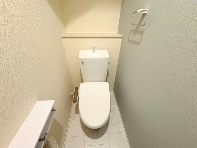 リーブルガーデン　江南市小脇町3期　全1区画分譲のトイレ|超表面平滑加工とイオンパワーの「セフィオンテクト」加工で、汚れが付きにくく落ちやすい仕様で清潔です。
便器にフチがないので汚れが隠れて見えない部分がありません。お手入れがとってもラクラクです。