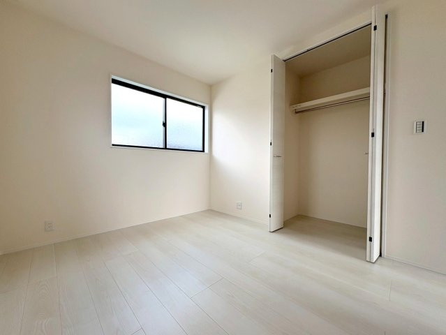 リーブルガーデン　江南市小脇町3期　全1区画分譲の寝室|すべての居室にはたっぷり収納できる大型のクローゼット、各室に２４時間換気システムを設置しています。
排気ファンから低風量で24時間強制排気し、家の中の空気をいつも新鮮に保ちます。
