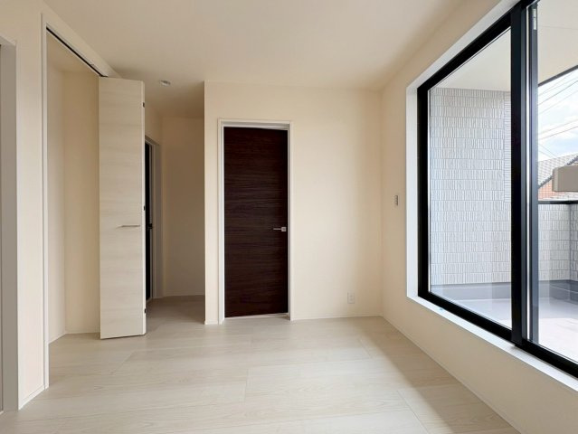 リーブルガーデン　江南市小脇町3期　全1区画分譲の洋室|全居室にたっぷり収納できる大型クローゼット、居室部分の窓ガラスには間に空気層を設けたペアガラスを採用。
高い断熱性と共にガラス面の結露対策にも効果を発揮します。