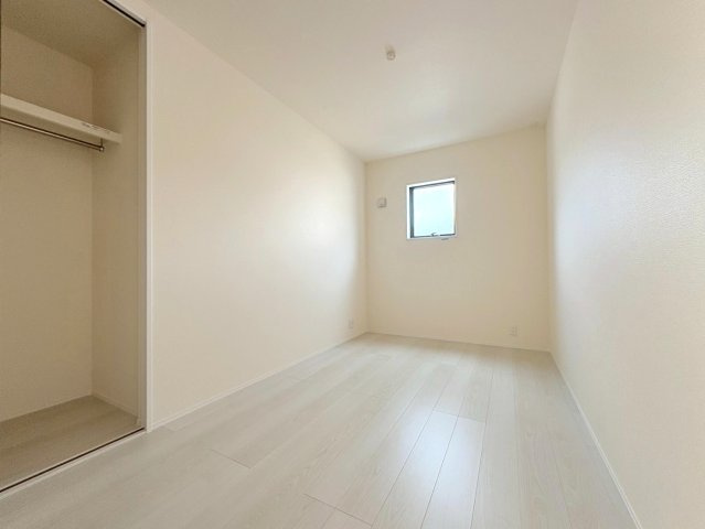 リーブルガーデン　江南市小脇町3期　全1区画分譲の洋室|全居室にたっぷり収納できる大型クローゼット、居室部分の窓ガラスには間に空気層を設けたペアガラスを採用。
高い断熱性と共にガラス面の結露対策にも効果を発揮します。