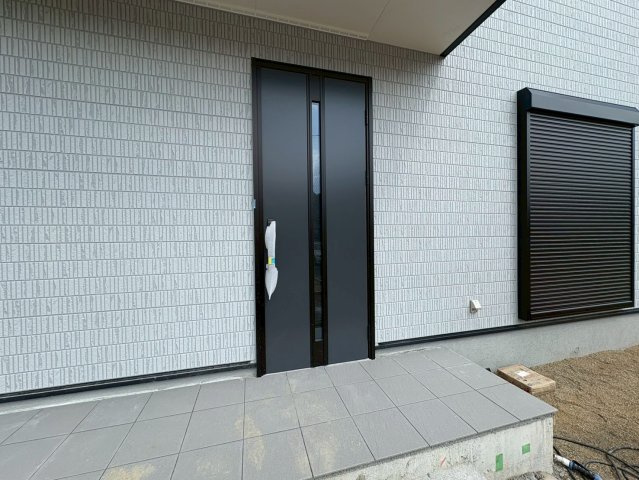 リーブルガーデン　江南市小脇町3期　全1区画分譲の玄関|【ピッキング防止機能付き玄関ドア錠】玄関ドアの鍵は上下に２つあり、内側の下段は脱着サムターンキー。
鍵を不正に開錠されても、もう１つの鍵でピッキングを防ぎます。防犯性の高い仕様になっています。